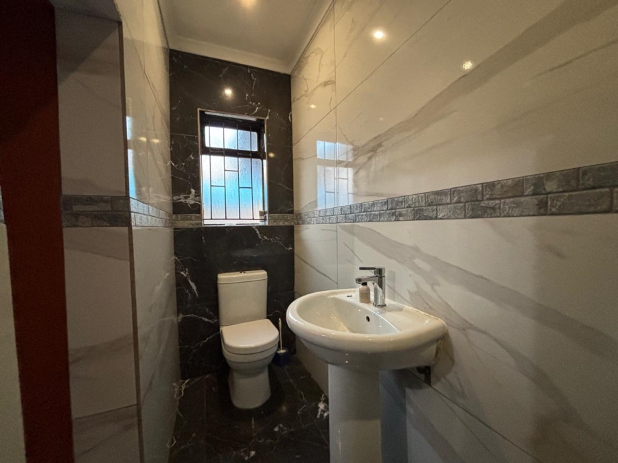 5 Bedroom Property for Sale in Electric City Western Cape